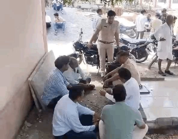 पोस्टमॉर्टम के दौरान कागजी कार्रवाई करती थाना पुलिस