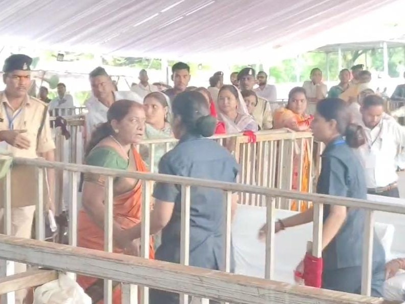 Controversy erupts after the Mahtari Sadan event in Dhamtari | धमतरी में महतारी सदन कार्यक्रम के बाद विवाद: सरपंच संघ अध्यक्ष ने स्वागत से नाम काटने पर विधायक के खिलाफ लगाए नारे - Dhamtari News 1 fbf6e999 1ddb 4f06 b8d9 c0d4611be9dd 1758713591150