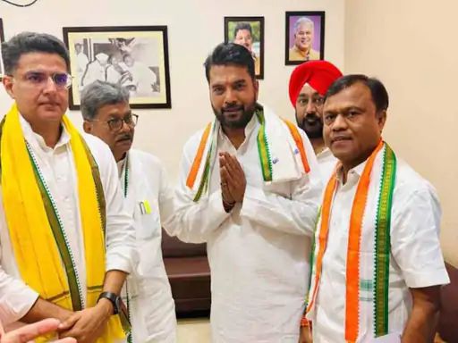 सचिन पायलट, दीपक बैज की मौजूदगी में आकाश तिवारी ने कांग्रेस में वापसी की थी। इसके बाद नेता प्रतिपक्ष चुना गया था।