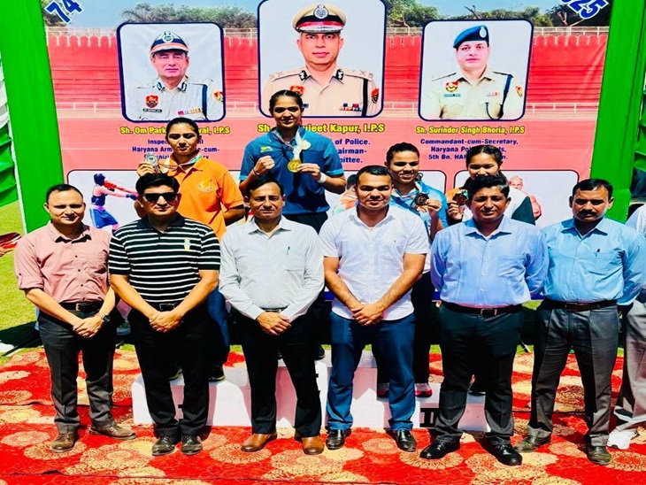 प्रशिक्षकों के साथ खिलाड़ी स्नेहा