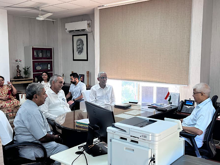 आरपीएससी सचिव रामनिवास मेहता ने अध्यक्ष उत्कल रंजन साहू के मौजूदगी में नए मेंबर्स को पद और गोपनीयता की शपथ दिलाई।