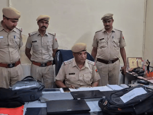आरोपियों के कब्जे से 6 लैपटॉप बरामद किए गए हैं। तीनों आरोपी अलवर और दौसा के रहने वाले हैं।