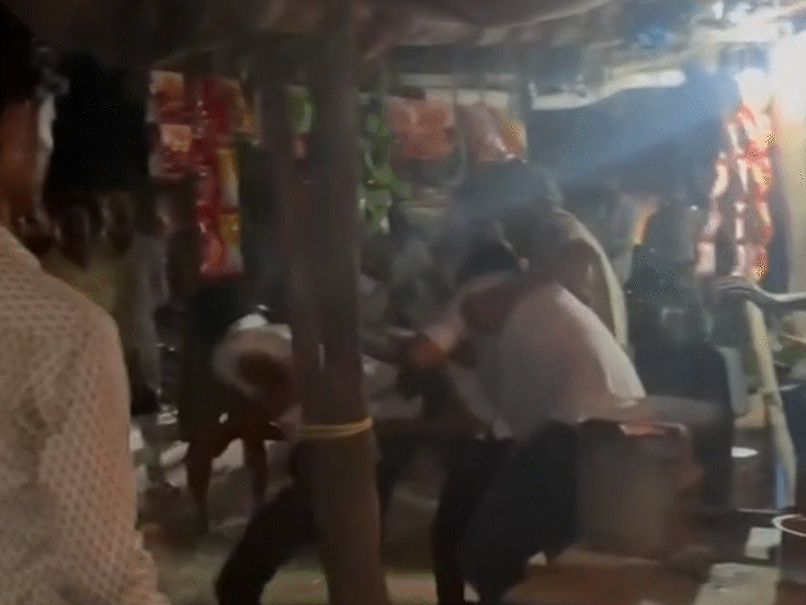 होटल पर पहुंचे हमलावरों ने लाठी, सरियों से अचानक हमला कर दिया।