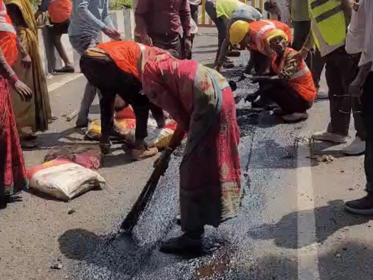लिंक रोड नंबर-3 पर मरम्मत करते मजदूर।