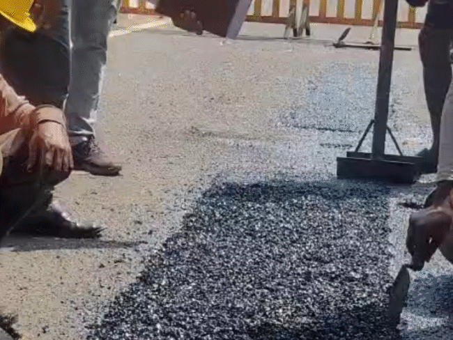 सड़क से डामर की परत उखड़ गई थी। जिसे ठीक किया गया।