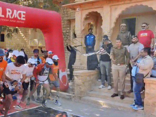 तस्वीर 2024 की है। तत्कालीन जैसलमेर एसपी सुधीर चौधरी ने मैराथन को हरी झंडी दिखाकर रवाना किया था।