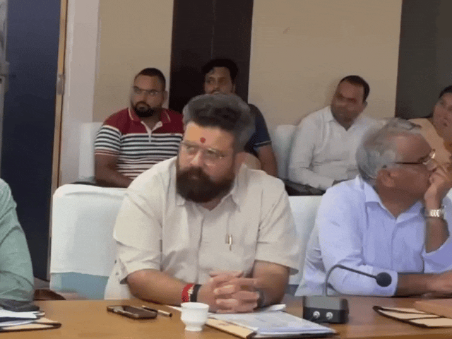 सांसद ने ऑक्सीजन की कमी को लेकर CMHO गौरव कपूर को फोन किया लेकिन, उन्होंने फोन नहीं उठाया।