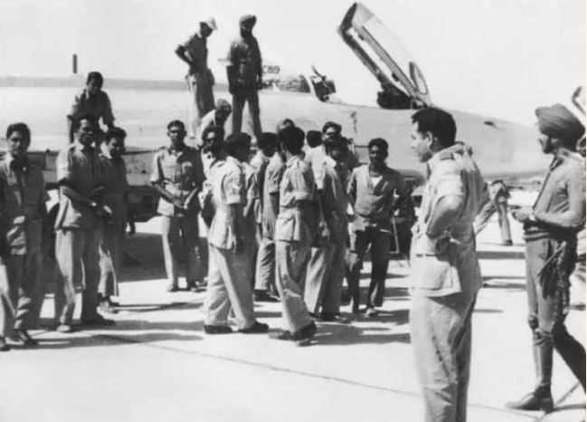 यह तस्वीर 1960 की है। चंडीगढ़ बेस पर फर्स्ट सुपरसोनिक्स स्क्वाड्रन के जवान मिग के साथ।