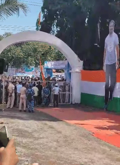 सदाकत आश्रम की गेट पर पुलिस और कांग्रेस कार्यकर्ताओं में एंट्री को लेकर बहस हुई।