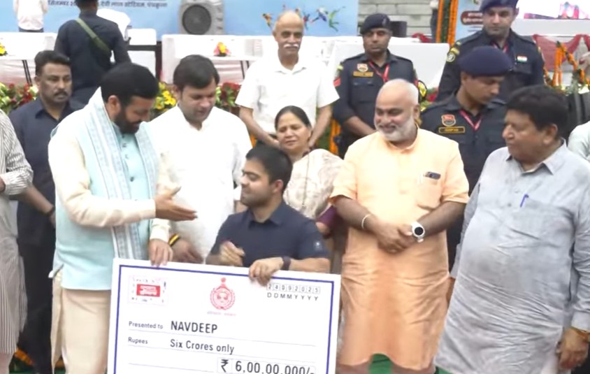 पैरालिंपिक में गोल्ड जीतने वाले खिलाड़ी नवदीप को चेक भेंट करते सीएम नायब सैनी।