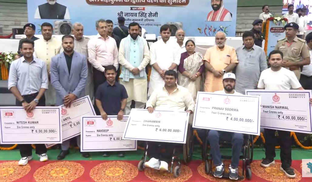 हरियाणा के पैरालिंपियन खिलाड़ियों के साथ सीएम नायब सैनी।