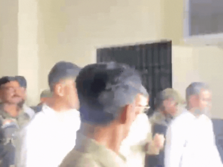 रायपुर की स्पेशल कोर्ट ने चैतन्य बघेल को 6 अक्टूबर तक EOW की रिमांड पर भेज दिया है।