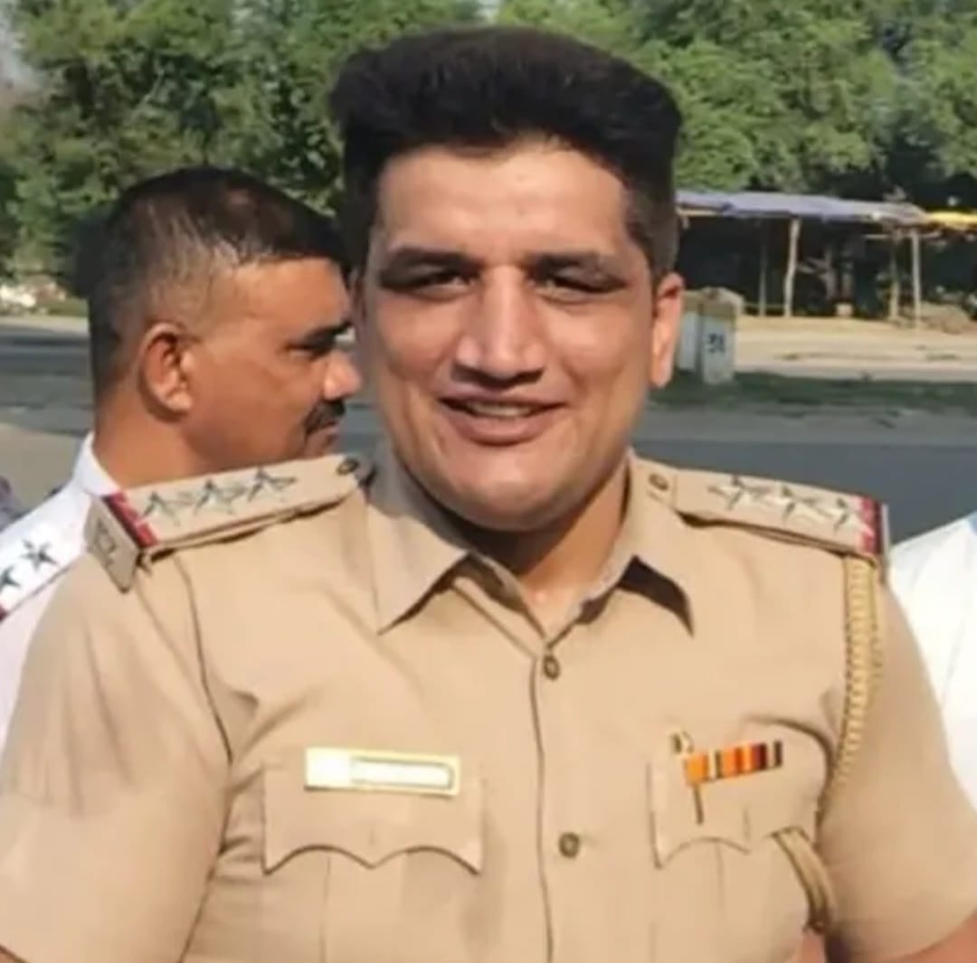 एसीपी दिनेश कुमार।