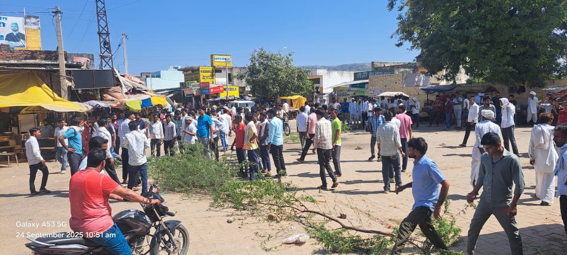 आक्रोशित ग्रामीणों ने रोड जाम किया