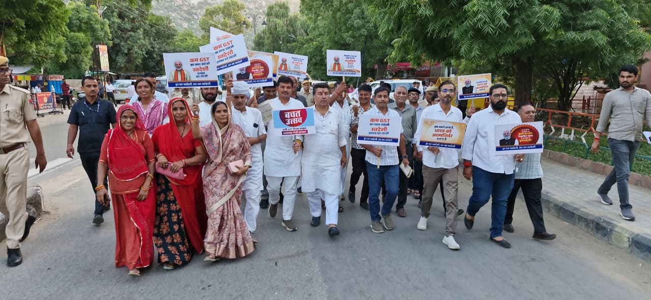 रैली निकाल कर दुकानदारों, उद्यमियों व आमजन को स्वदेशी अपनाने के जागरूक करते हुए मंत्री।