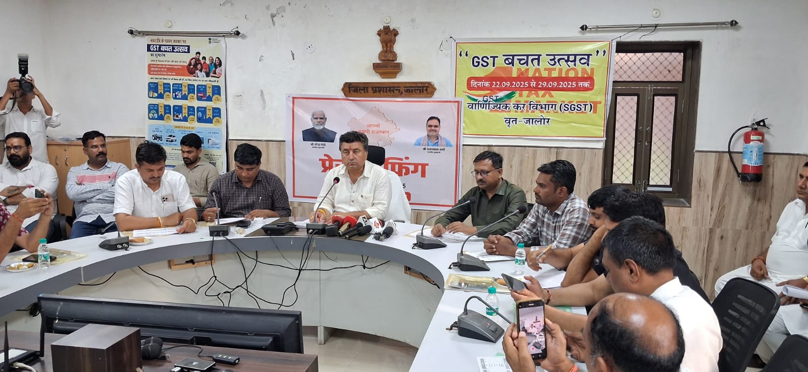 प्रेस वार्ता करते मीडिया व व्यापारियों को GST की जानकारी देते हुए मंत्री।
