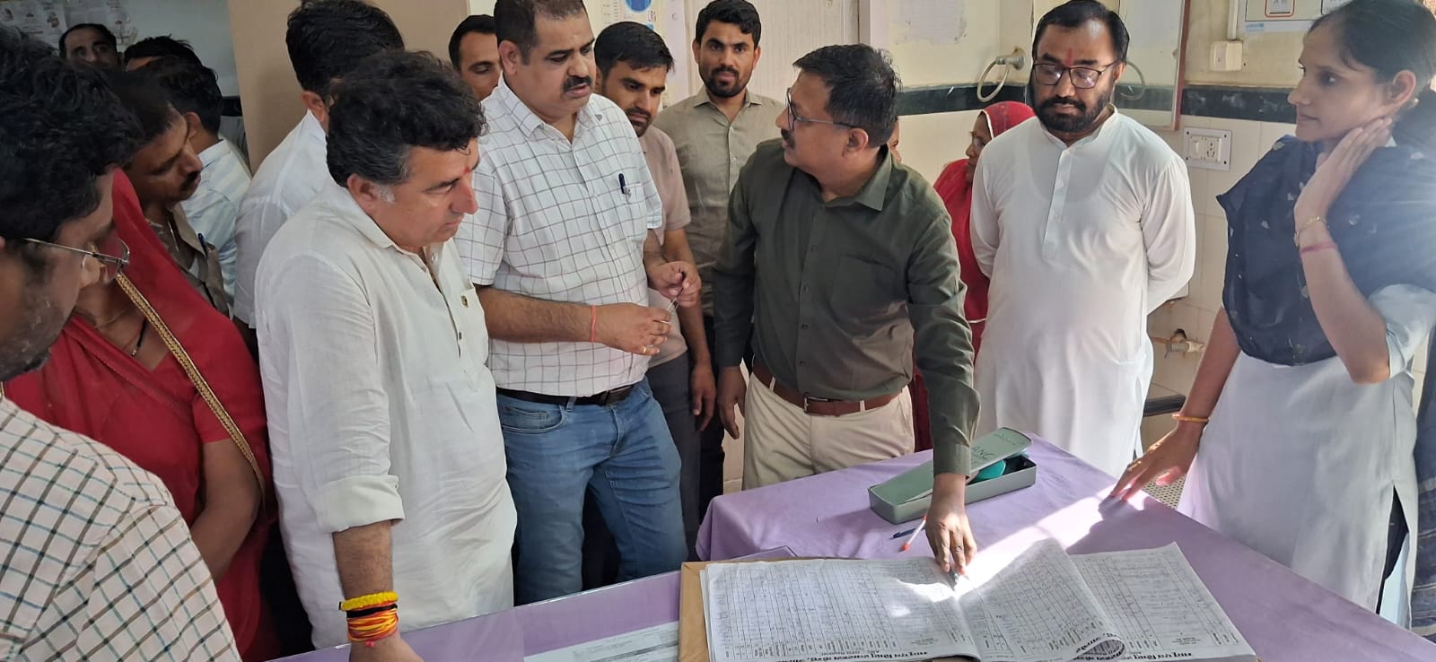 निरीक्षण के दौरान रजिस्टर चैक करते मंत्री व कलेक्टर