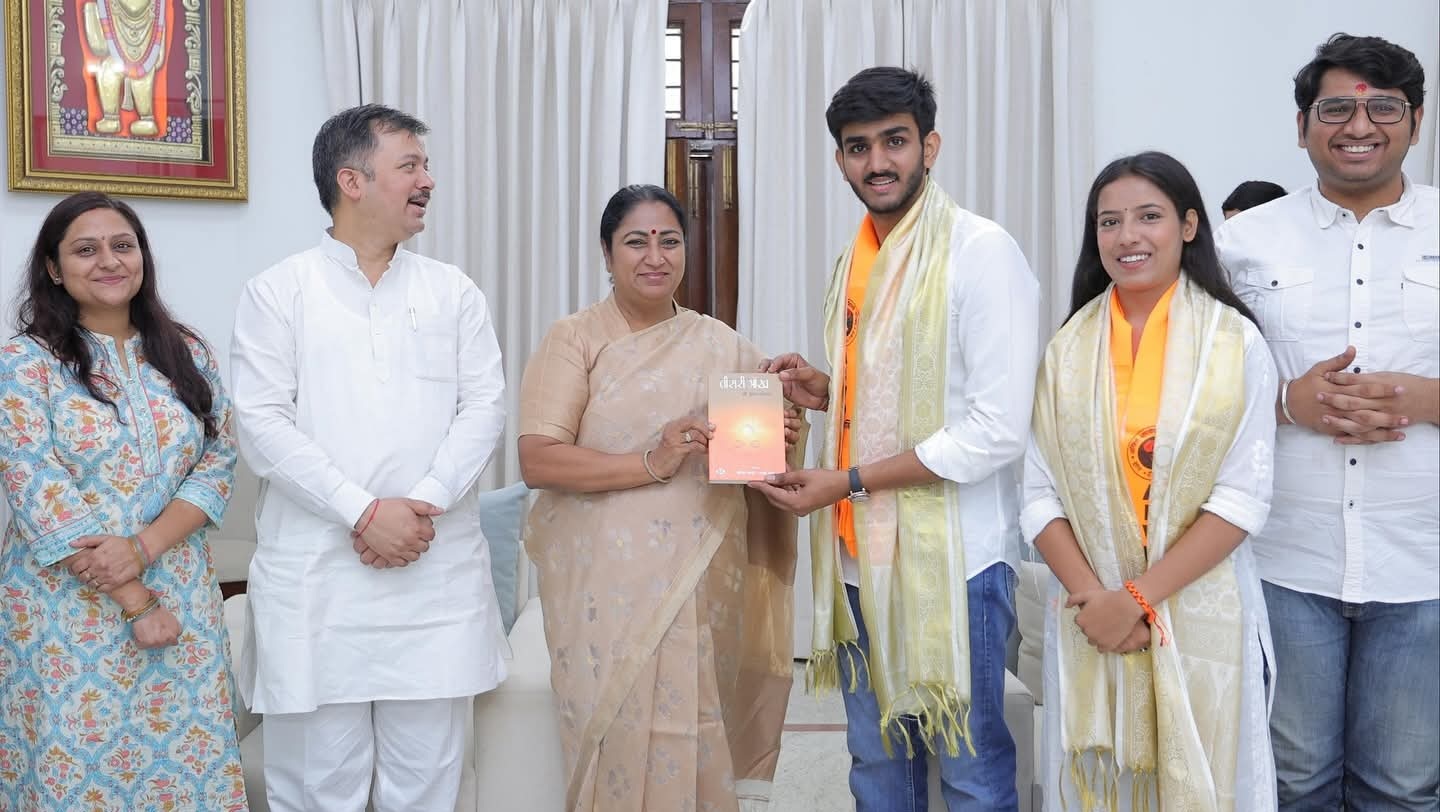 दिल्ली की सीएम रेखा गुप्ता से मुलाकात के दौरान उन्हें किताब भेंट करते DUSU अध्यक्ष आर्यन मान।