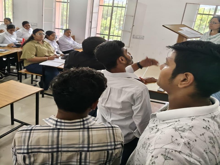 9वें दिन भी यूनिवर्सिटी पूरी तरह बंद रही। एनएसयूआई और एबीवीपी से जुड़े छात्रनेता और छात्रों ने सभी कॉलेज बंद कराए।