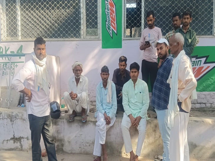 जिला अस्पताल में मृतक के परिजन।
