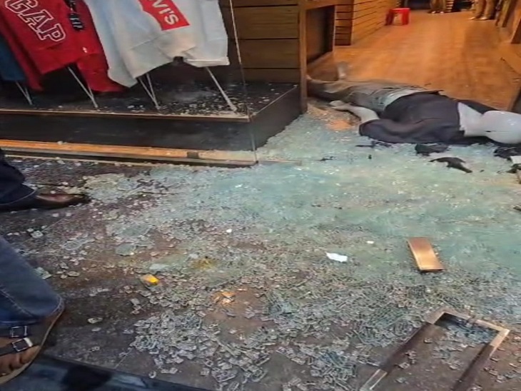 दो बदमाशों ने लट्ठ मारकर शोरूम के कांच फोड़ दिए। घटना खांजीपीर स्थित जेड'ब्लैक नाम के शोरूम की है।