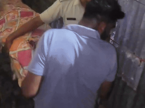 पुलिस ने शव को उतरकर एम्बुलेंस की मदद से जवाहिर हॉस्पिटल की मॉर्च्युरी में रखवाया है।