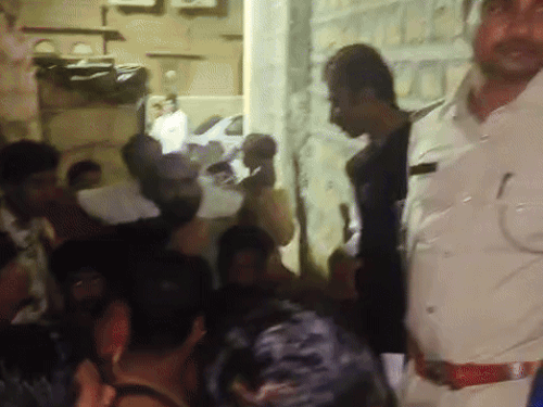 मौके पर पहुंची पुलिस और शव को कब्जे में लिया।