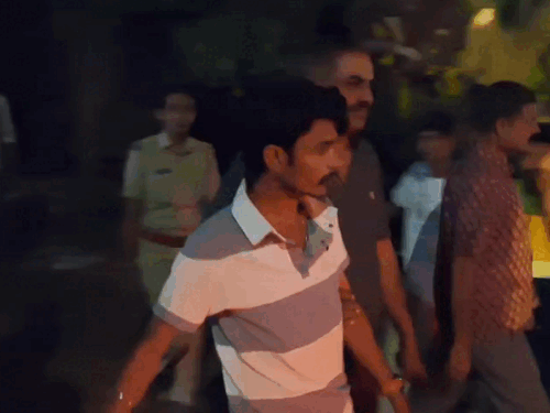 होटल पर हमले की सूचना के बाद मौके पर पहुंची पुलिस ने आरोपी को पकड़ लिया।