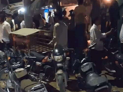 होटल पर हमले के बाद मौके पर भीड़ जमा हो गई।