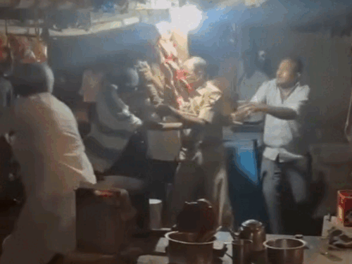 होमगार्ड जवान ने बेटे ने होटल संचालक से मारपीट की।