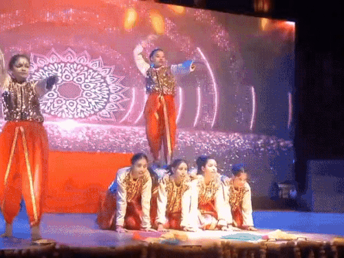 सरकारी स्कूल के बच्चे डांस का प्रदर्शन करते