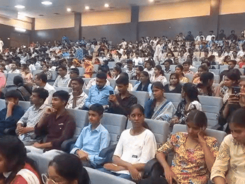 समवर्तिका 9वा संस्करण में आए आंगनवाड़ी सरकारी स्कूल के छात्र-छात्राए हैं उनके परिजन