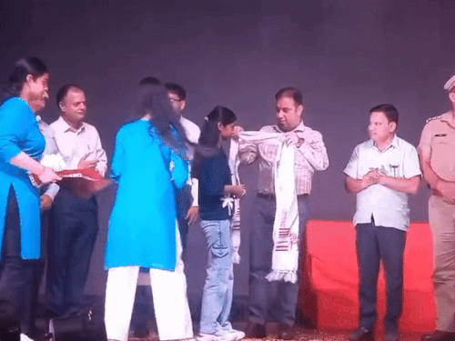 सरकारी विद्यालय के 10वीं 12वीं के छात्र-छात्राओं को 90% से अधिक अंक प्राप्त करने पर जिला कलेक्टर ने सम्मानित किया