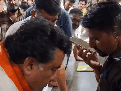मंत्री ने जालोर डिस्कॉम के अधिकारियों को फोन पर जर्जर पोल को ठीक करने के निर्देश दिए।