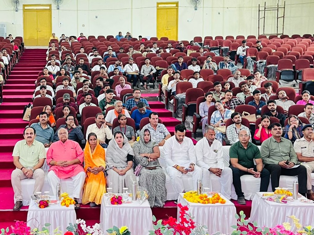 जिला स्तरीय रोजगार उत्सव का आयोजन पीजी कॉलेज ऑडिटोरियम में किया गया।