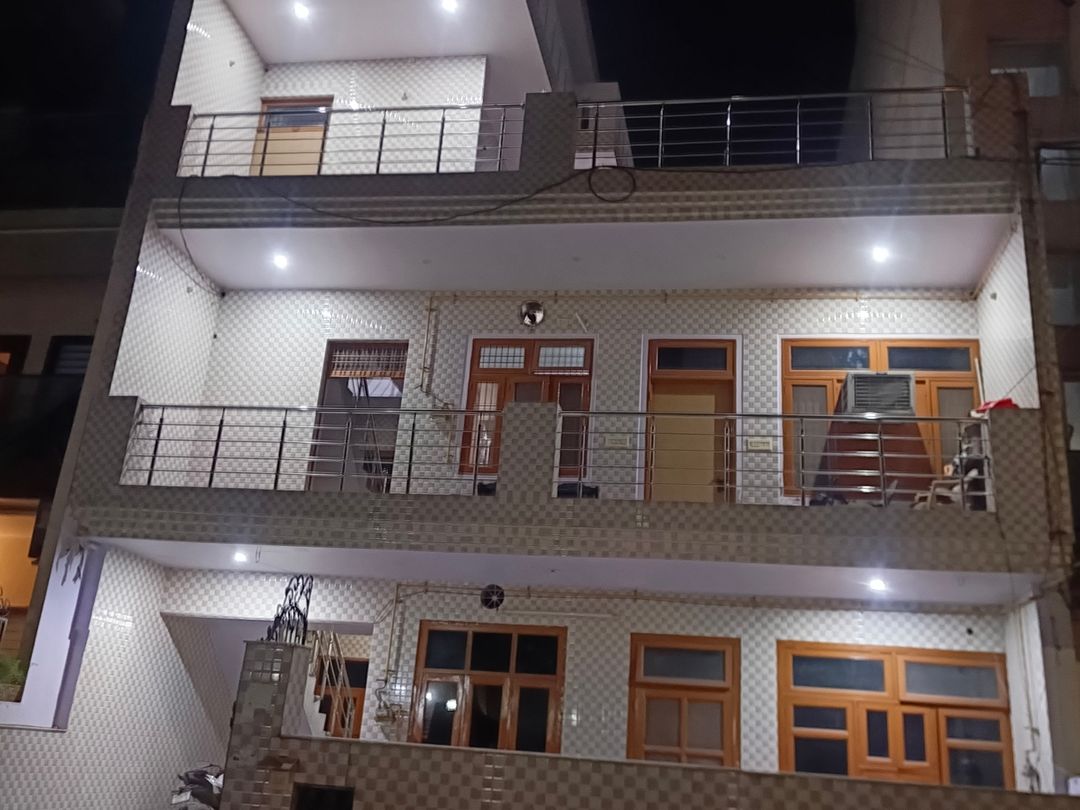 इसी मकान में पिता ने अपनी दो बेटियों संग सुसाइड किया है।