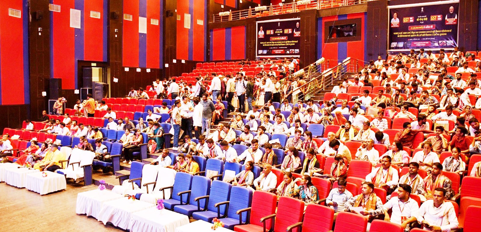 विभिन्न विकास कार्यों के लोकार्पण, शिलान्यास समारोह में मौजूद लोग।