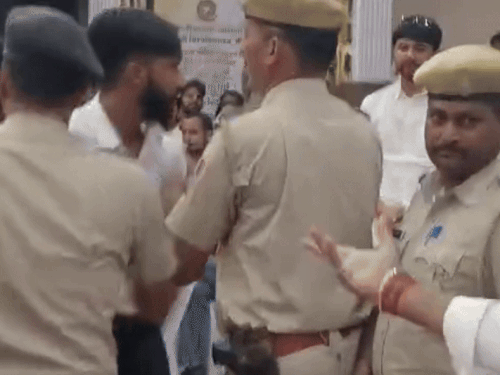 छात्र नेता अभिषेक महला को गिरफ्तार कर ले जाती पुलिस।