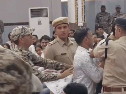 देवराज हुड्डा को ले जाती हुई पुलिस।