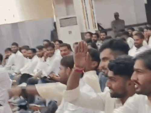 कार्यक्रम में नारेबाजी करते हुए छात्र।