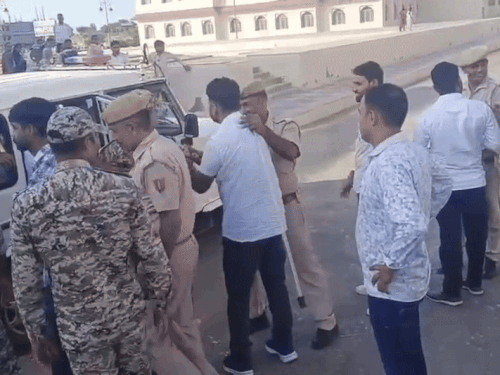 पुलिस टीम ने 11 छात्र नेताओं को गिरफ्तार किया है।