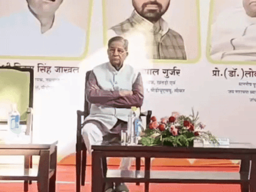 मंच पर बैठे हुए राज्यसभा सांसद घनश्याम तिवाड़ी।