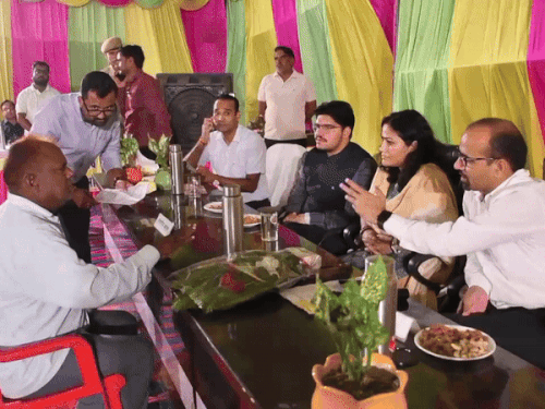 रात्रि चौपाल के दौरान करमोदा के ग्रामीणों ने संभागीय आयुक्त को समस्या बताई।