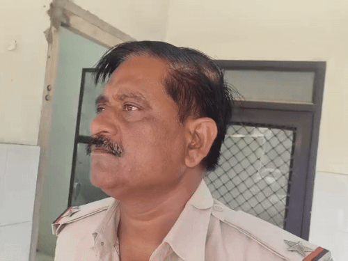 पुलिस के अनुसार प्राइमा फेसी मामला सुसाइड से जुड़ा हुआ लग रहा है।