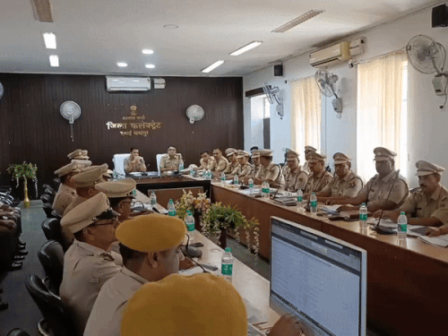 बैठक के दौरान अधिकारियों को निर्देश देते IG कैलाश चंद विश्नोई।
