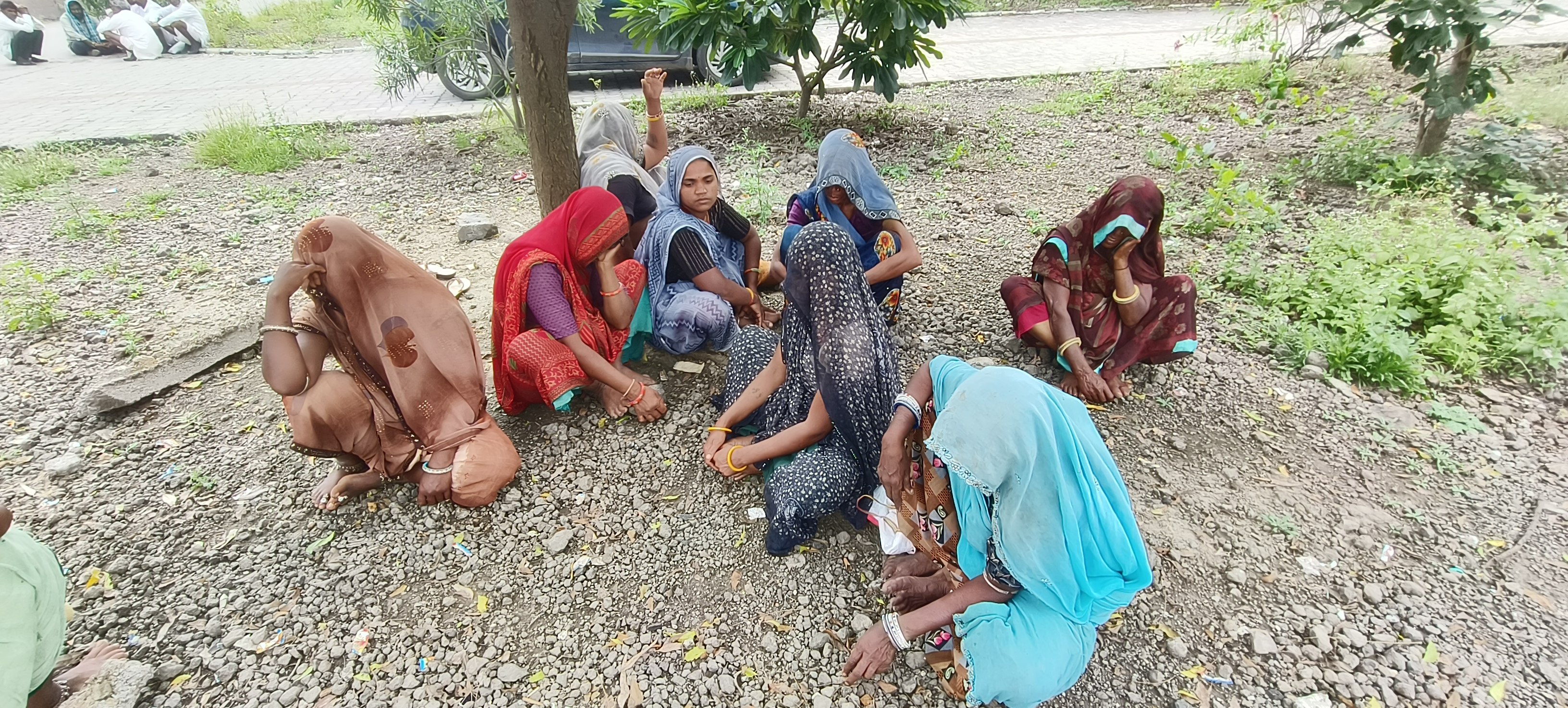 मेडिकल कॉलेज में बैठे परिजन।