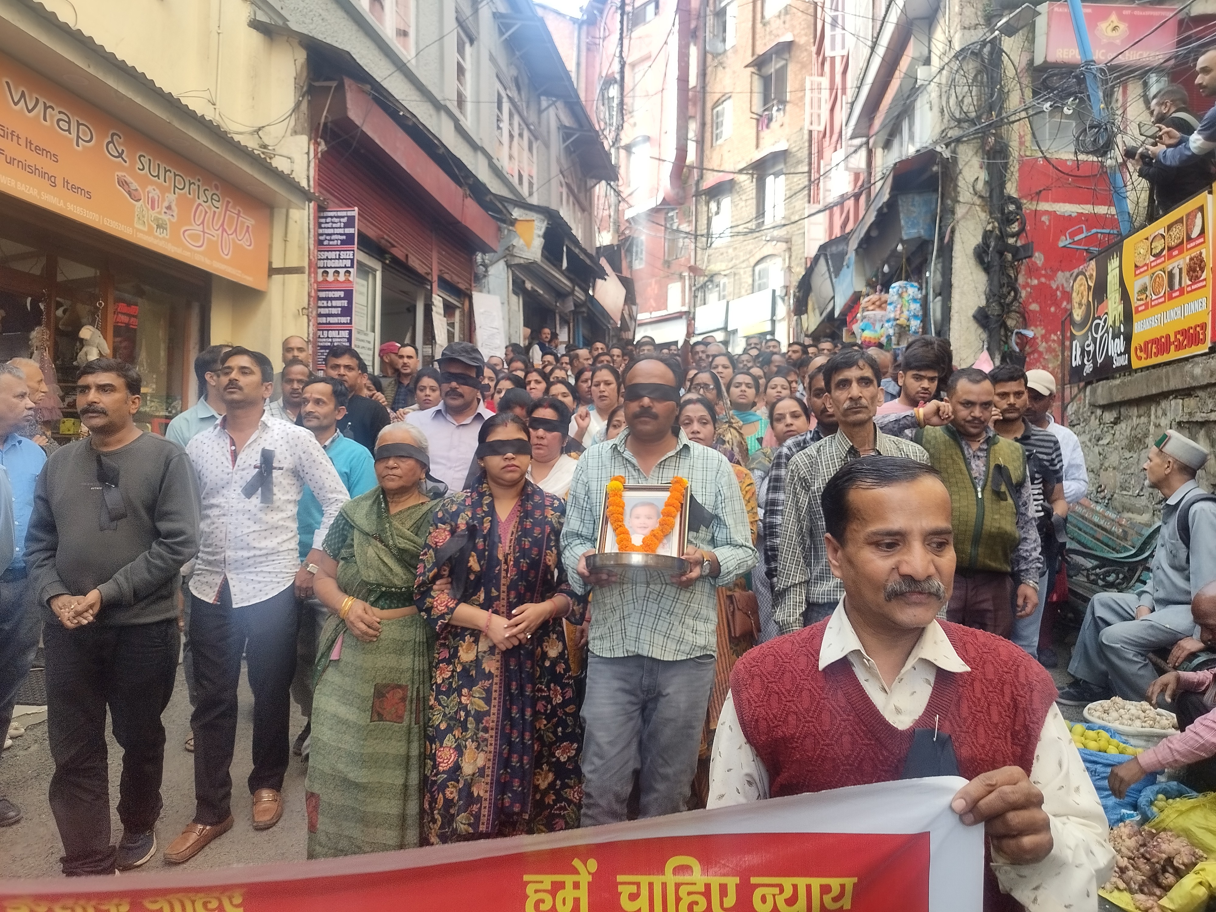 शिमला के लोअर बाजार में कोर्ट के फैसले के खिलाफ आक्रोश रैली निकालते हुए लोग।