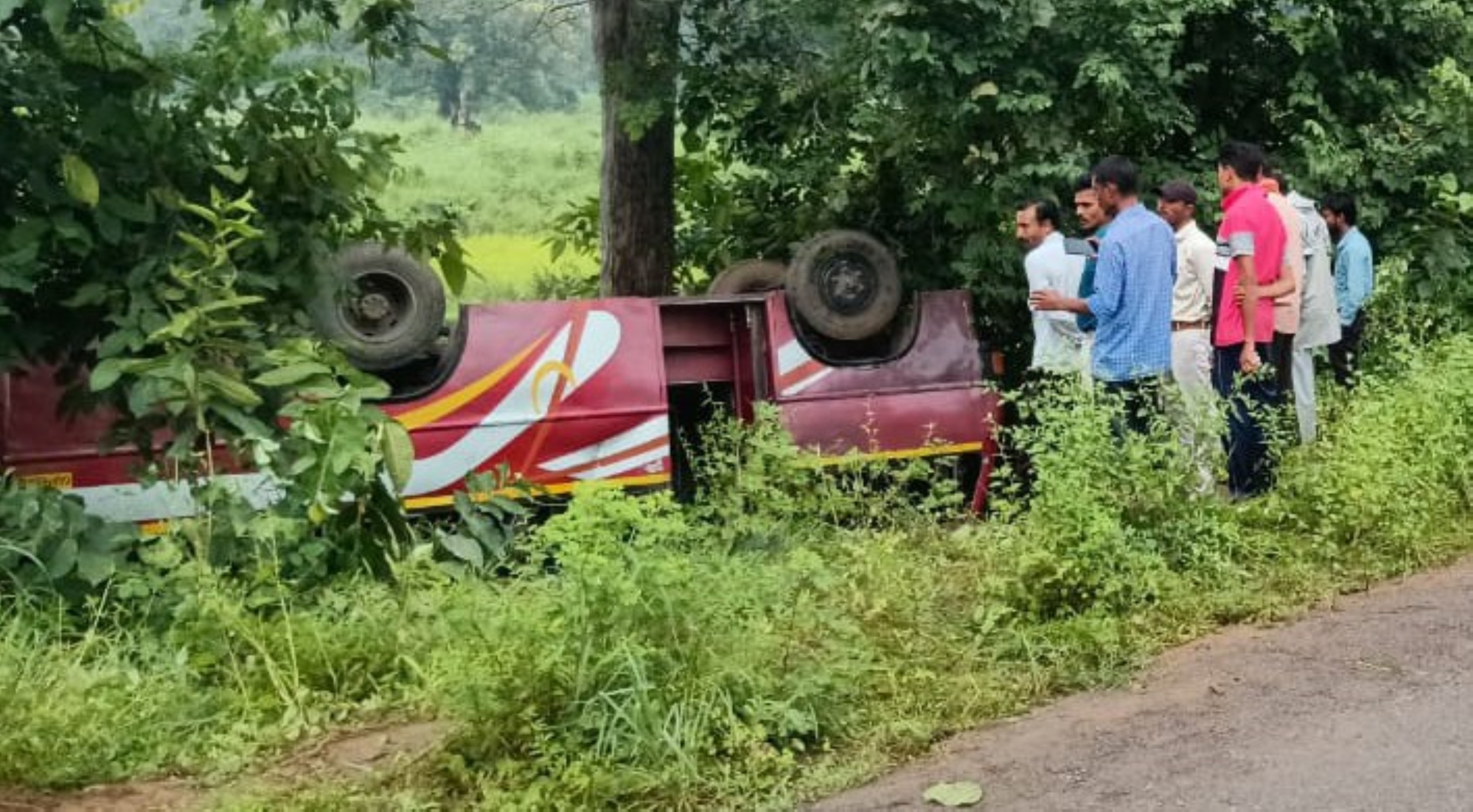 Steering fails, bus overturns, girl dies, three injured