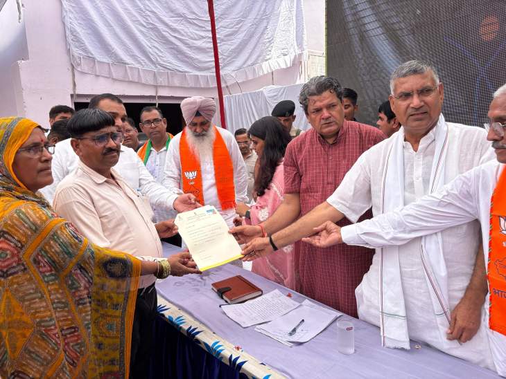 शिविर में प्रभारी मंत्री गोदारा ने पट्टों का वितरण किया।