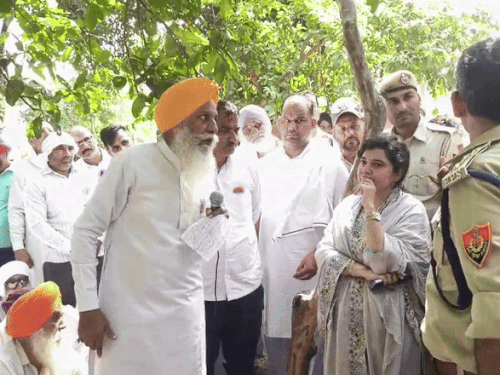 अधिकारियों के बातचीत करते BKU अध्यक्ष गुरनाम सिंह चढ़ूनी।